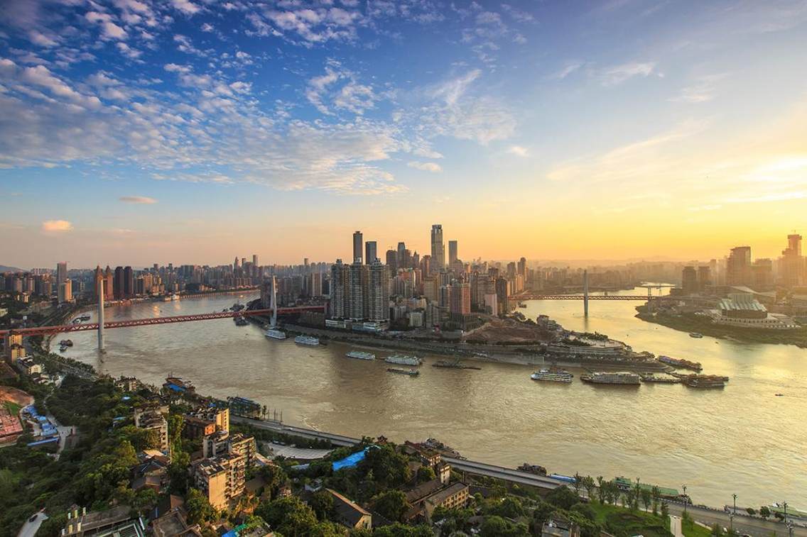 两江交汇处的朝天门码头，在夕阳下显得格外大气而美丽