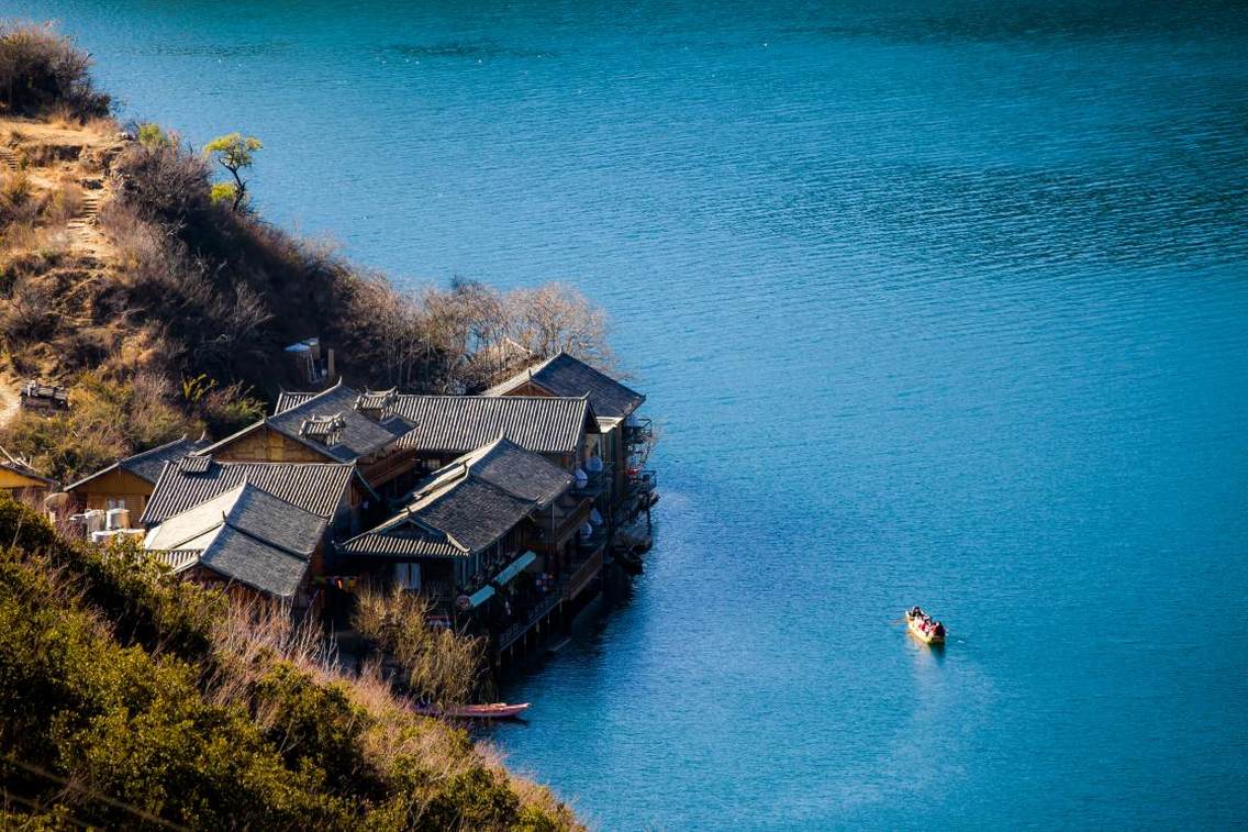 泸沽湖畔，转湖一观景台，长焦200mm，一动一静……