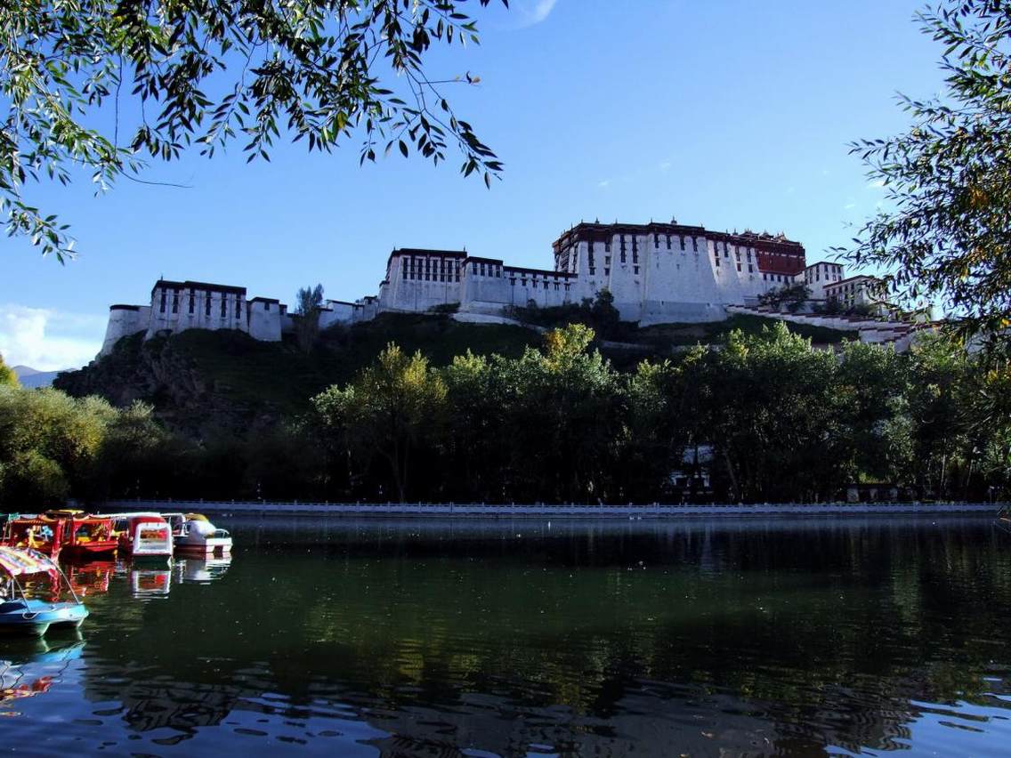 天上的宫阙——布达拉宫。布达拉宫位于中国西藏自治区首府拉萨市区西北的玛布日山上，是一座宫堡式建筑群，始建于公元7世纪藏王松赞干布时期，距今已有1300年的历史。于17世纪重建后，成为历代达赖喇嘛的冬宫居所，为西藏政教合一的统治中心。布达拉宫的主体建筑为白宫和红宫两部分。整座宫殿具有藏式风格，高200余米，外观13层，实际只有9层。由于它起建于山腰，大面积的石壁又屹立如削壁，使建筑仿佛与山岗融为一体，气势雄伟。1961年，布达拉宫成为了中华人民共和国国务院第一批全国重点文物保护单位之一。1994年，布达拉宫被列为世界文化遗产。无论从海拔的高度，还是巍峨的气势，更兼人们的崇拜，布达拉宫都当之无愧地可被称做“天上的宫阙”。