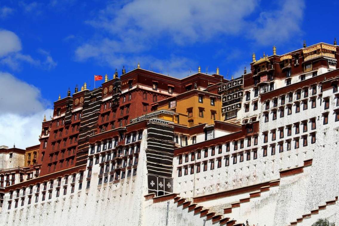 天上的宫阙——布达拉宫。布达拉宫位于中国西藏自治区首府拉萨市区西北的玛布日山上，是一座宫堡式建筑群，始建于公元7世纪藏王松赞干布时期，距今已有1300年的历史。于17世纪重建后，成为历代达赖喇嘛的冬宫居所，为西藏政教合一的统治中心。布达拉宫的主体建筑为白宫和红宫两部分。整座宫殿具有藏式风格，高200余米，外观13层，实际只有9层。由于它起建于山腰，大面积的石壁又屹立如削壁，使建筑仿佛与山岗融为一体，气势雄伟。1961年，布达拉宫成为了中华人民共和国国务院第一批全国重点文物保护单位之一。1994年，布达拉宫被列为世界文化遗产。无论从海拔的高度，还是巍峨的气势，更兼人们的崇拜，布达拉宫都当之无愧地可被称做“天上的宫阙”。