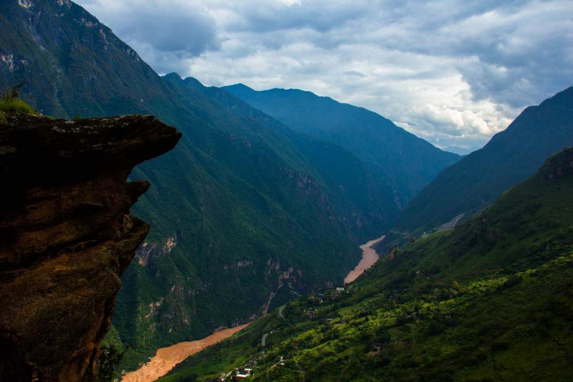 于高山徒步线路拍摄虎跳峡