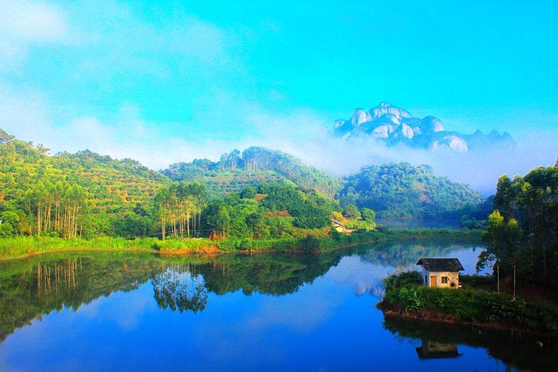 容县都峤山又称南山，在容县城南。这里是丹霞地貌，风景优美。当年明代大旅行家徐霞客曾在此考察了五天，后来在<<徐霞客游记 ---广西篇>>中作了详尽描绘。这里还是道教三十六洞天中的第二十洞天，宗教文化源远流长。都峤山方圆37平方公里，现已辟为五个景区，其中文化内涵最丰富的是庆寿岩标志性的文物是已故佛教协会会长赵朴初所书高108米、宽88米的描金佛字。这个佛字占据了大半个山面，被认为是世界上最大的单个佛字。每年的夏秋季，众多的云海让这里成为周边少有的云海拍摄圣地。尤其是佛字对面的仙人床。更是不可多得的最佳地点，红日初升，云海磅礴，那是一派何等的壮观景象！