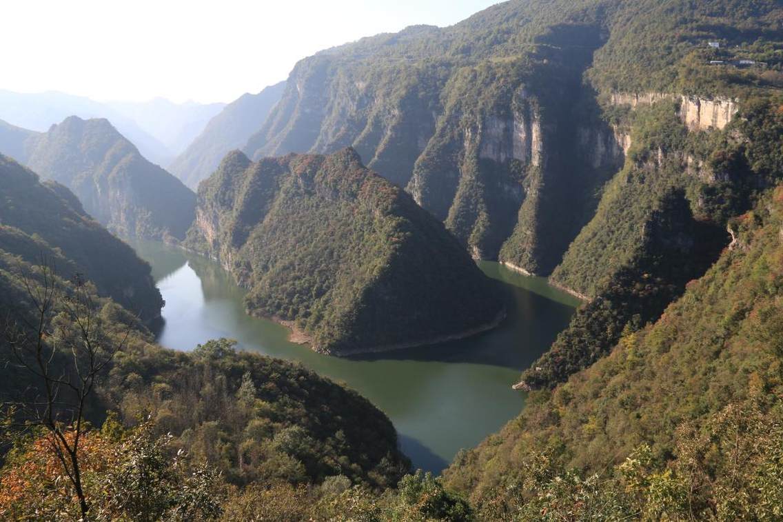 远安灵龙峡灵龙峡景区，位于湖北省宜昌市远安百万亩小林海之中，186平方公里范围内茂林修竹，古木参天，花奇草异，植被覆盖率超过95％。景区内由4亿多年的奥陶系石灰岩地貌构成一个封闭式大峡谷，悬崖高耸，怪石嶙峋，10公里河谷水流奔涌起伏，险滩多达20余处，尤其是以近90度的“灵龙大拐弯”最为惊险奇特，被誉为“三峡漂流第一弯”。景区还是中国“垭丝”文化发祥地，至今阡陌桑田，古韵依然。区内小镇苟家垭街面上，一条古人用中华震旦角化石铺设的石板街，被旅游专家称为“中国化石第一街”。灵龙峡景区按国家AAA级旅游景区标准建设，已被列为三峡旅游圈特色景区。　　灵龙峡位于远安县西河上游，是一个封闭式峡谷，距省道保（保康） 宜（宜昌）公路仅2公里。沿岸悬崖高耸，峭壁纵横，植被丰茂，花奇草异，古树无数。在长达10公里的漂流流程中，河水奔涌起伏，险滩多达20余处，且每一险滩都紧连一个静水潭。