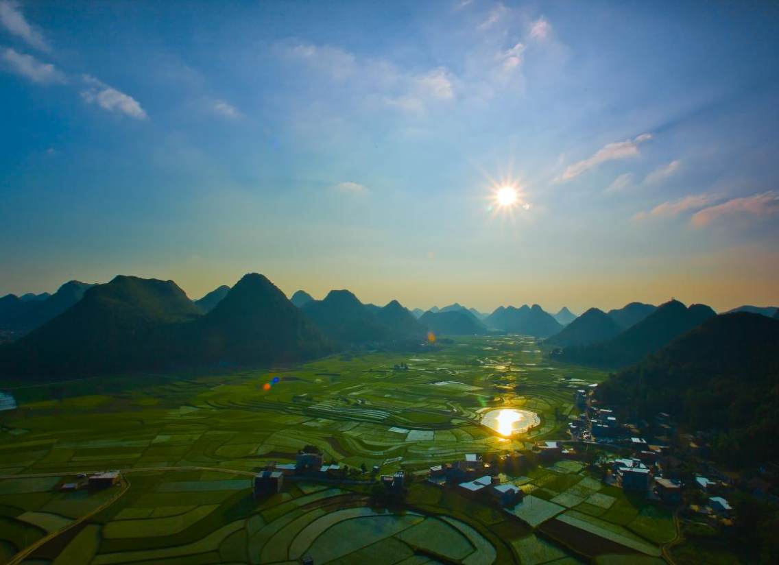 拍摄于贵州省安龙县海庄村,在山顶可将海庄村的一派繁荣的田园风光尽