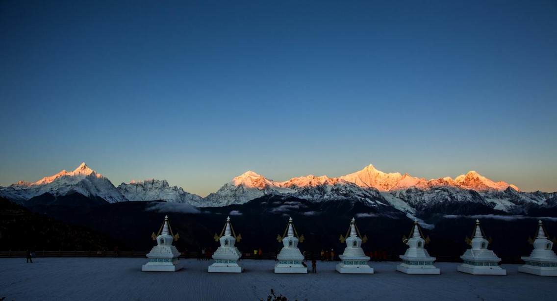 梅里雪山日照金山。