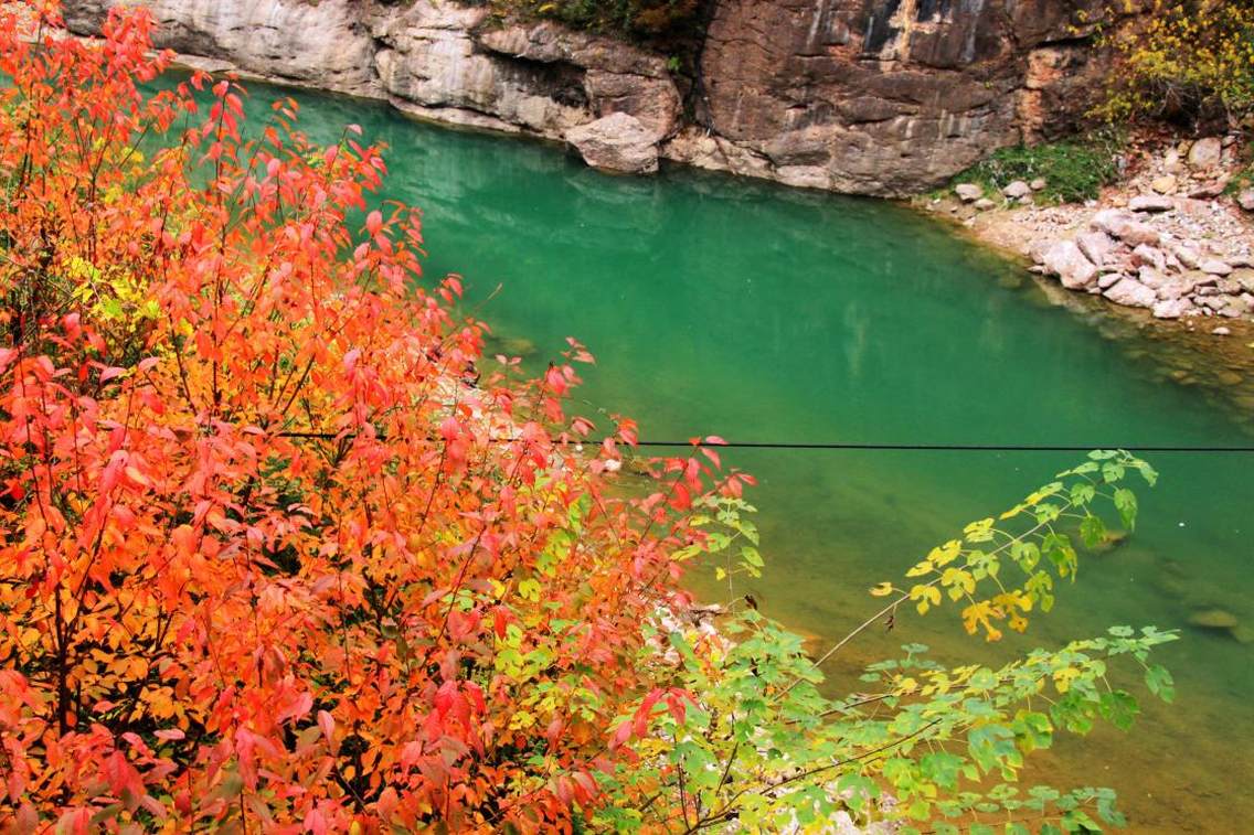 宝鸡市凤县灵官峡地处嘉陵江上游，山清水秀，环境幽雅，风光秀丽，特别是深秋季节，漫山遍野的红叶红的似火，是秋季欣赏红叶拍摄红叶的绝佳地点。