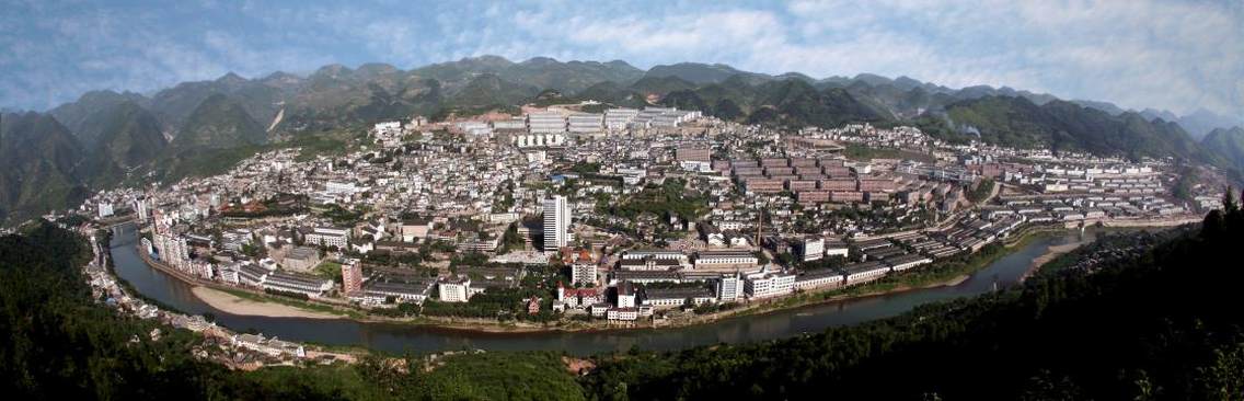 仁怀市茅台镇观景台茅台镇位于赤水河畔，群山环峙，形势险要，是川黔水陆交通的咽喉要地。这里是茅台酒的故乡，在这里随时随地可以感受到国酒的氛围。在郁郁葱葱的河滨地带，还建有“红军烈士陵园”和“红军渡河纪念碑”等。国酒文化城位于茅台酒厂内，浓缩了中国五千年酒文化的辉煌及精髓，并反映了茅台酒的发展历程。