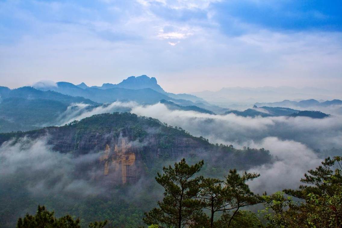 容县都峤山又称南山，在容县城南。这里是丹霞地貌，风景优美。当年明代大旅行家徐霞客曾在此考察了五天，后来在<<徐霞客游记 ---广西篇>>中作了详尽描绘。这里还是道教三十六洞天中的第二十洞天，宗教文化源远流长。都峤山方圆37平方公里，现已辟为五个景区，其中文化内涵最丰富的是庆寿岩标志性的文物是已故佛教协会会长赵朴初所书高108米、宽88米的描金佛字。这个佛字占据了大半个山面，被认为是世界上最大的单个佛字。每年的夏秋季，众多的云海让这里成为周边少有的云海拍摄圣地。尤其是佛字对面的仙人床。更是不可多得的最佳地点，红日初升，云海磅礴，那是一派何等的壮观景象！