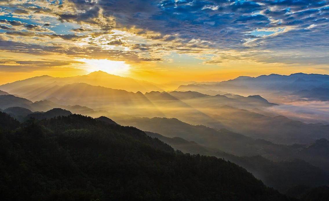 贵州省余庆县天鹅山，拍日出云海的好去处。