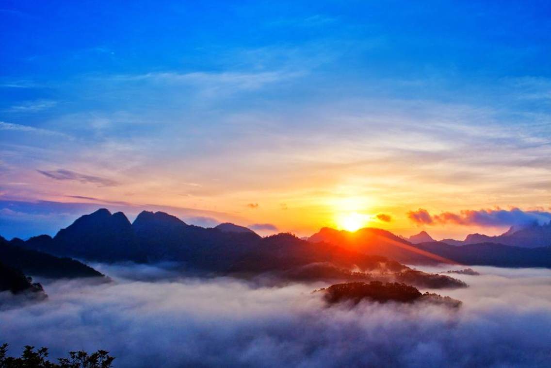 容县都峤山又称南山，在容县城南。这里是丹霞地貌，风景优美。当年明代大旅行家徐霞客曾在此考察了五天，后来在<<徐霞客游记 ---广西篇>>中作了详尽描绘。这里还是道教三十六洞天中的第二十洞天，宗教文化源远流长。都峤山方圆37平方公里，现已辟为五个景区，其中文化内涵最丰富的是庆寿岩标志性的文物是已故佛教协会会长赵朴初所书高108米、宽88米的描金佛字。这个佛字占据了大半个山面，被认为是世界上最大的单个佛字。每年的夏秋季，众多的云海让这里成为周边少有的云海拍摄圣地。尤其是佛字对面的仙人床。更是不可多得的最佳地点，红日初升，云海磅礴，那是一派何等的壮观景象！