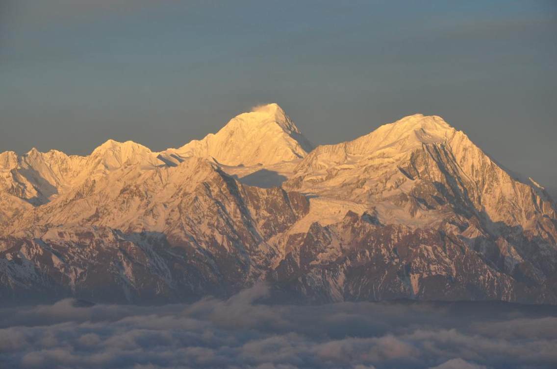 牛背山远眺贡嘎雪山