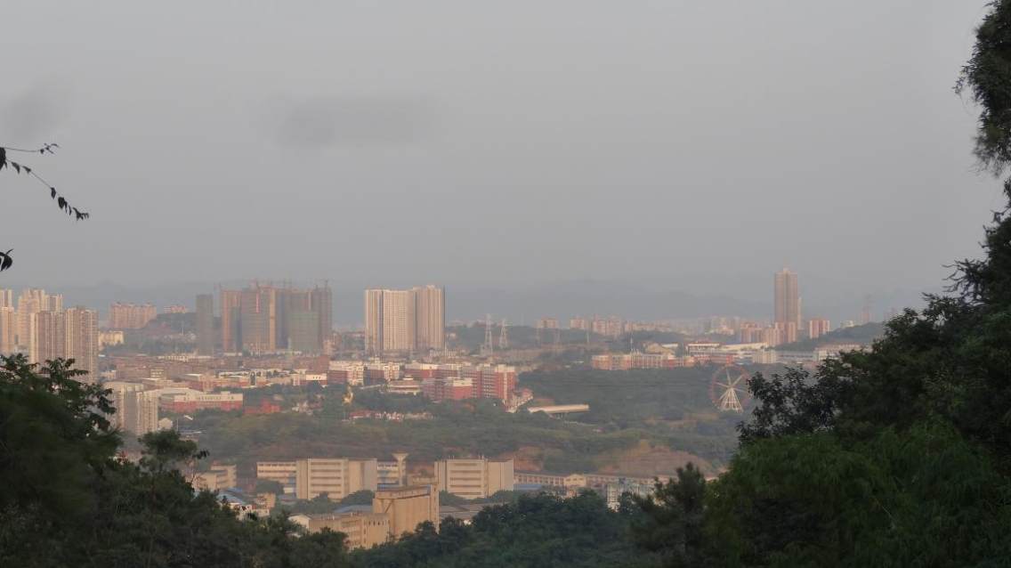 拍于重庆市沙坪坝区歌乐山山上.相机不好,但是这个位置,绝对不错.