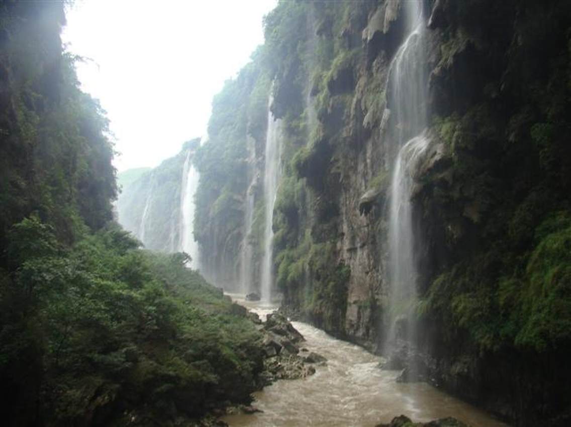 暑假从广东到贵州路过马岭河峡谷,当时只带了数码只有800万像素,真是憾事!