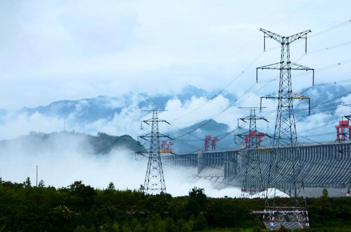 2014年9月下旬雨后在三峡大坝下游拍下