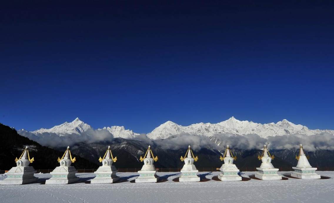 云南省德钦县飞来寺观景台，是拍摄梅里雪山全景的最佳位置！