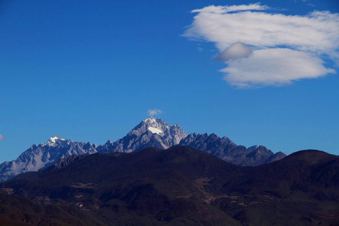 秋高气爽，大丽高速拉市海服务区远眺玉龙雪山。