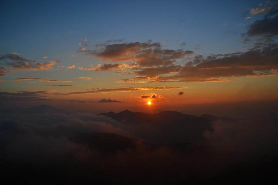 这是贺州市姑婆山景区仙女峰观景台，仙女峰海拔1730米，在山顶可以拍摄到云海、日出。