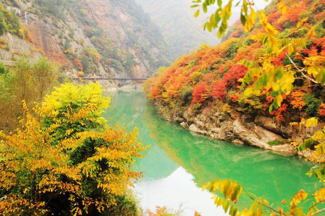 宝鸡市凤县是陕西省的旅游强县，有独具一格的羌寨和风景秀丽的灵官峡。灵官峡是“夜走灵官峡”的遗址，这里环境幽雅，风光秀丽，特别是旅游爱好者和摄影爱好者拍摄秋景的好地点。