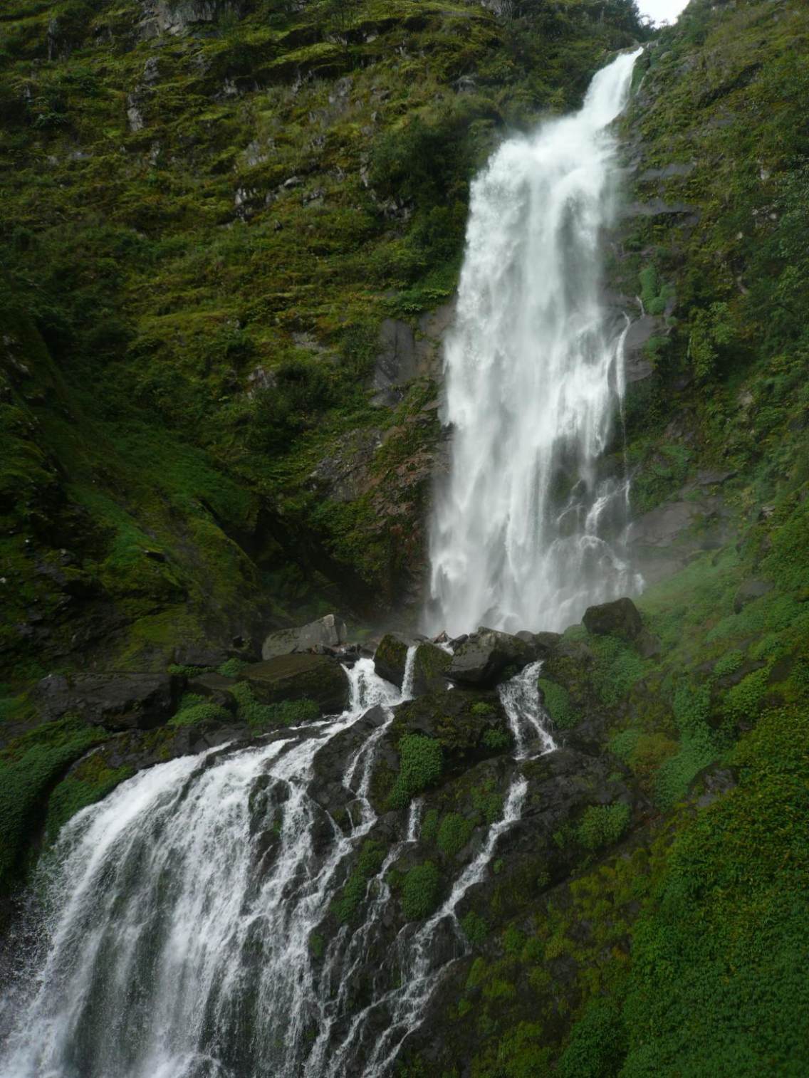 云南省普洱市镇沅县千家寨世界野生茶树王旁边的瀑布。