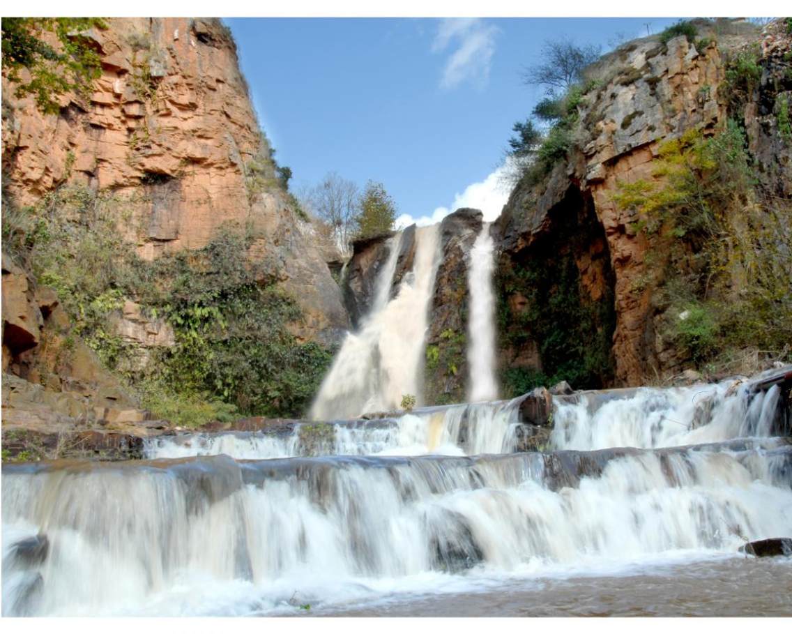 叠水瀑布位于马龙县南部的纳章镇叠水电站。