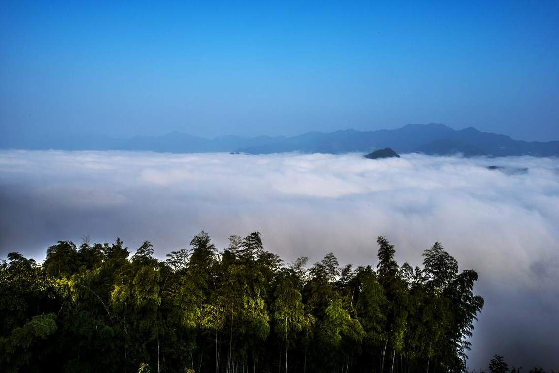 安徽歙县毛汰村是一个高山村落，这里出现大云海的几率很高，云海持续时间长，蔚为壮观。