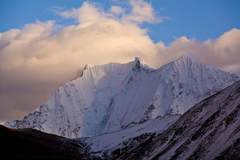 原始雅哈极雄之美：面对贡嘎雪山只有跪拜