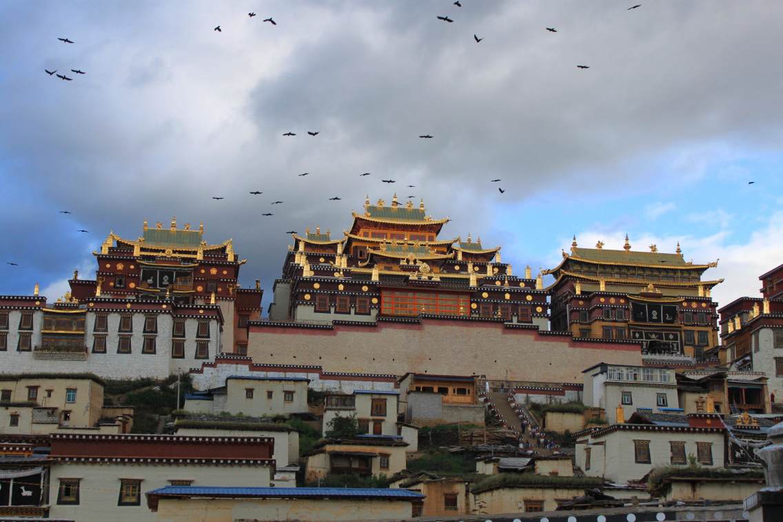 噶丹·松赞林寺是云南省规模最大的藏传佛教寺院，也是康区有名的大寺院之一，还是川滇一带的黄教中心，在整个藏区都有着举足轻重的地位，被誉为“小布达拉宫”。