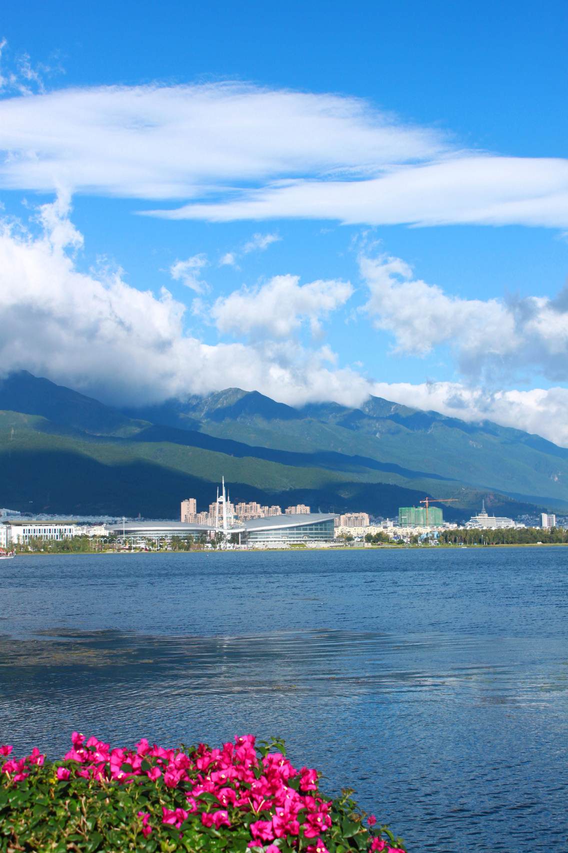 洱海古代文献中曾称为叶榆泽、昆弥川、西洱河、西二河等，位于云南大理郊区，为云南省第二大淡水湖，洱海北起洱源，长约42.58公里，东西最大宽度9.0公里，湖面面积256.5平方公里，平均湖深10米，最大湖深达20米
