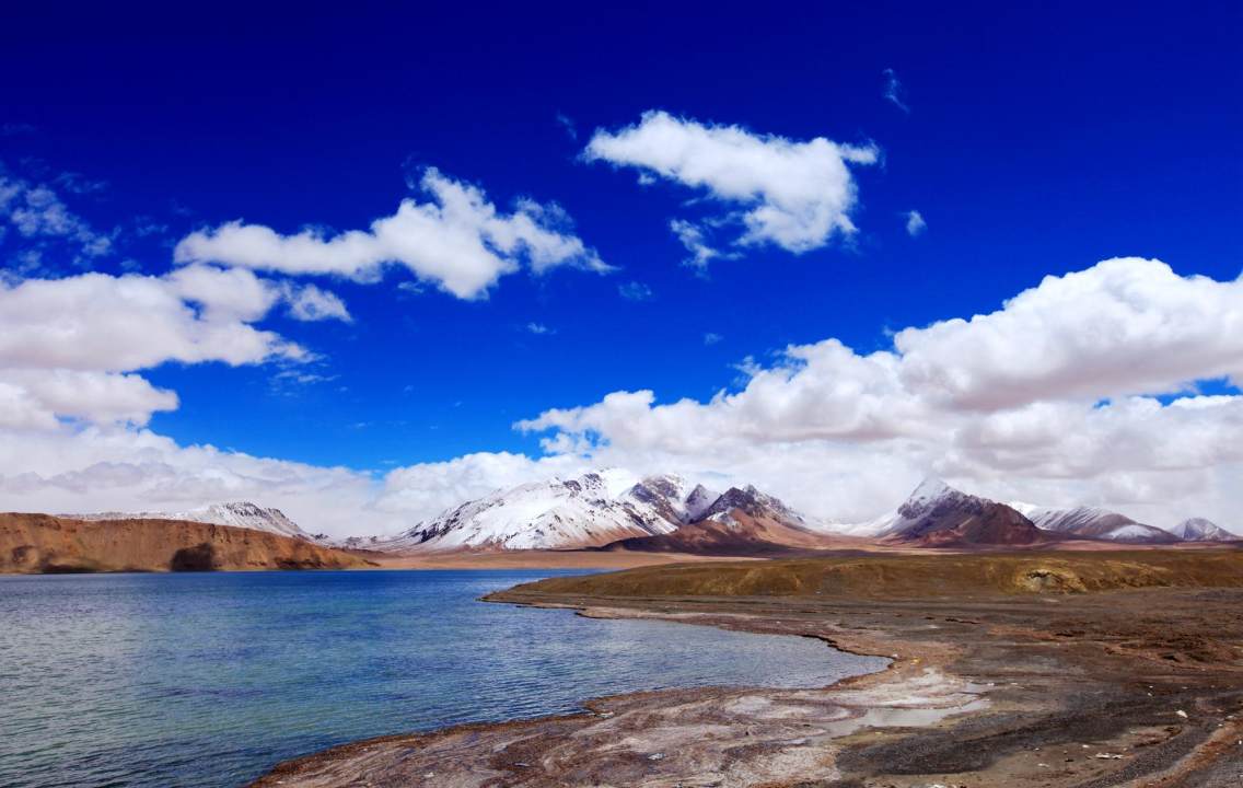 从阿里日土县城沿新藏线出发约百公里就到了西藏与新疆交界的泉水湖，一个宁静、清澈，暂时还无人打搅的高山圣湖。