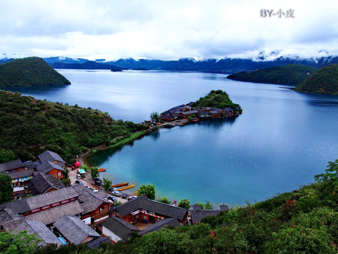 难得得浓厚云彩，遮住了太阳，这是更显得泸沽湖的蓝绿和安静！