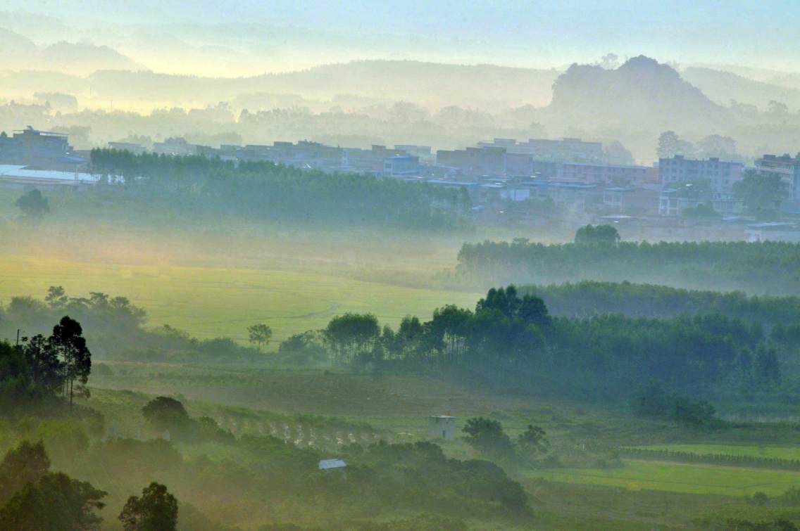 武鸣县山水秀美。清晨，在风景区伊岭岩登高望远，云雾缭绕在群山、田野、村庄之间，一幅幅壮美图画尽收眼底。