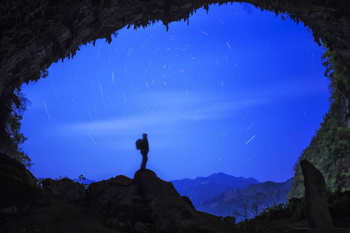 《洞察星云》洞穴星野，一个局限的空间仰望苍穹，宇宙的变化在有限的框架内体现，给我一种特别的美，打开我无限的想象，激起我无尽的遐思。