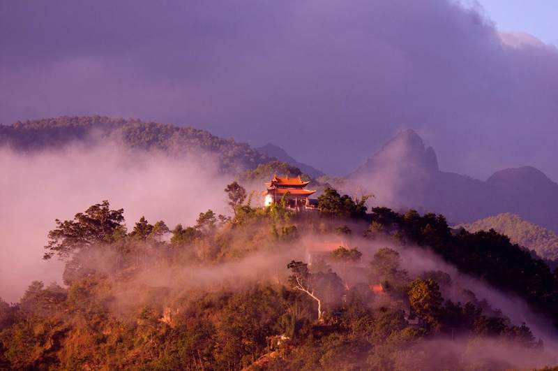 无量山边陲小镇,景东"老君殿"迷雾飘绕,在晨光下显得格外娇美.