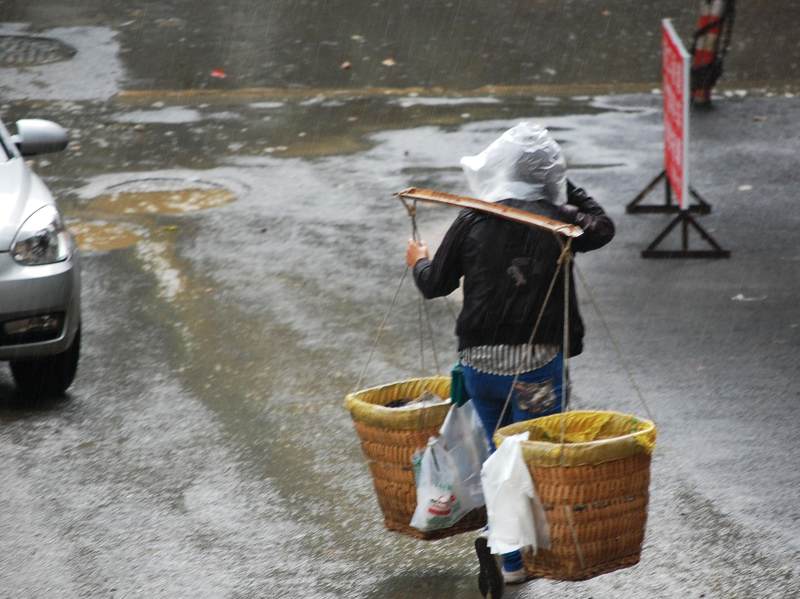 挑担风雨中