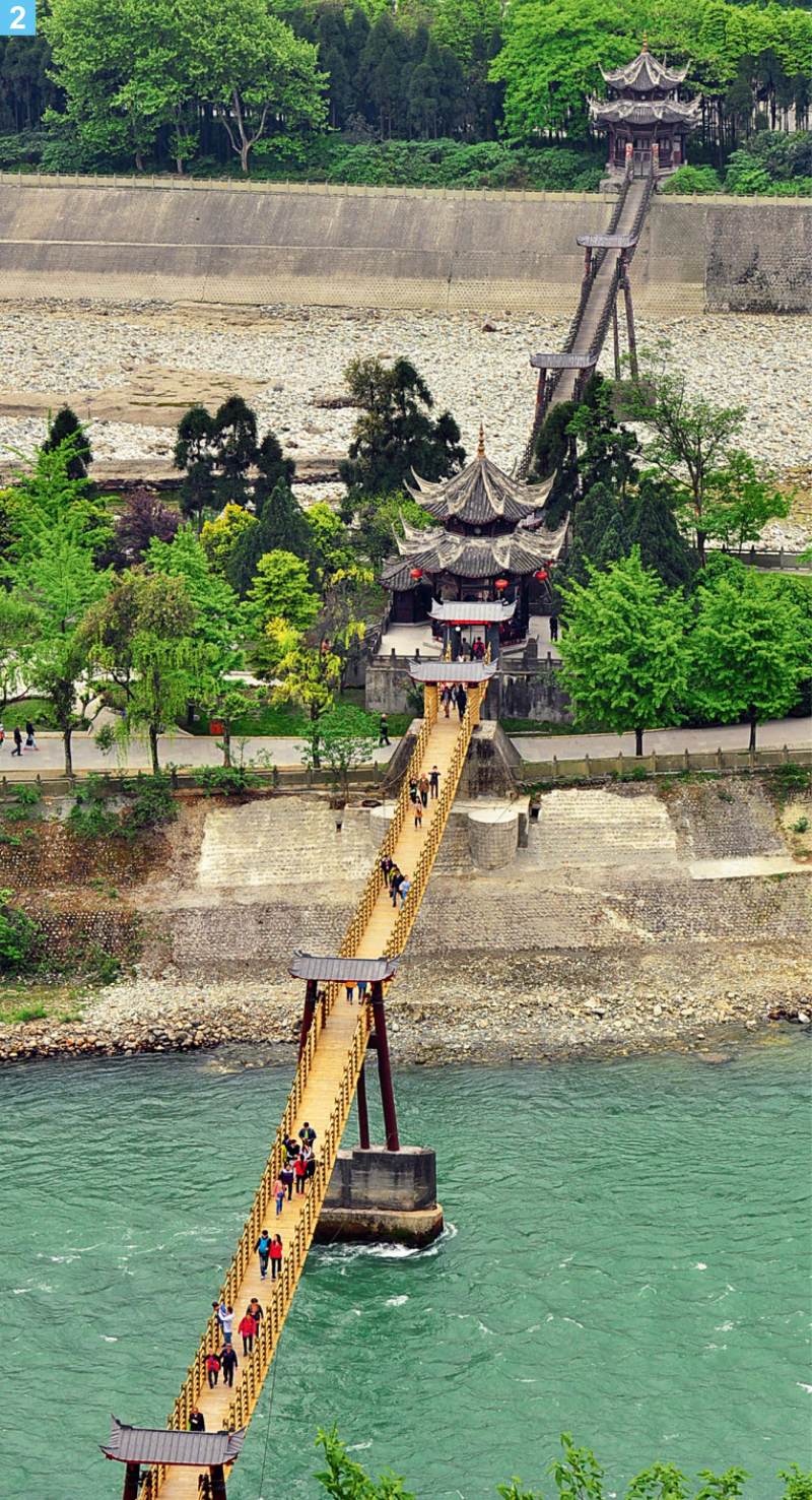 图2为都江堰上的中国五大古桥之一——"安澜桥",它历经重建,最初样式