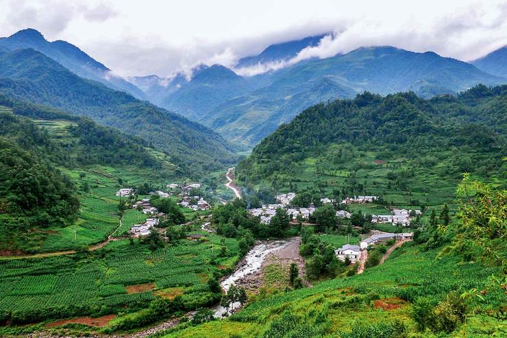 在四川盆地的场镇间,活跃着草根川剧团