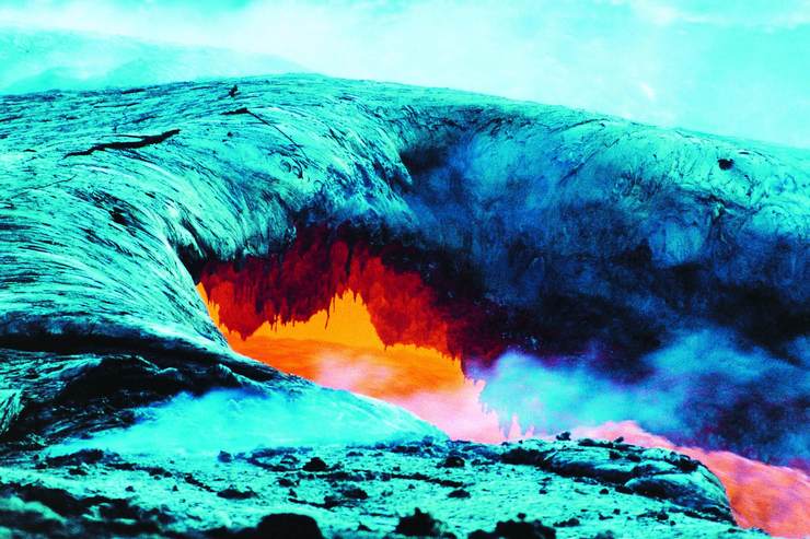 大洋中脊是火山喷发的策源地,距那里越近火山活动越强烈.