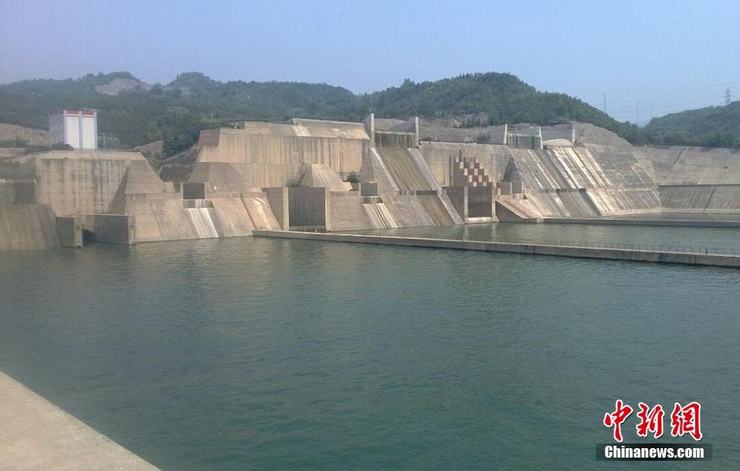 2014黄河小浪底调水调沙开始 巨浪翻滚