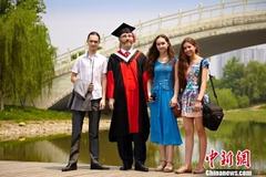捷克留學生求學中醫(yī)：妻子手繪博士論文插圖