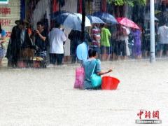 暴雨致湖南凤凰变“水城” 全城动员应对洪灾突至