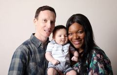 英黑人母亲生下白肤宝宝：几率仅百万分之一