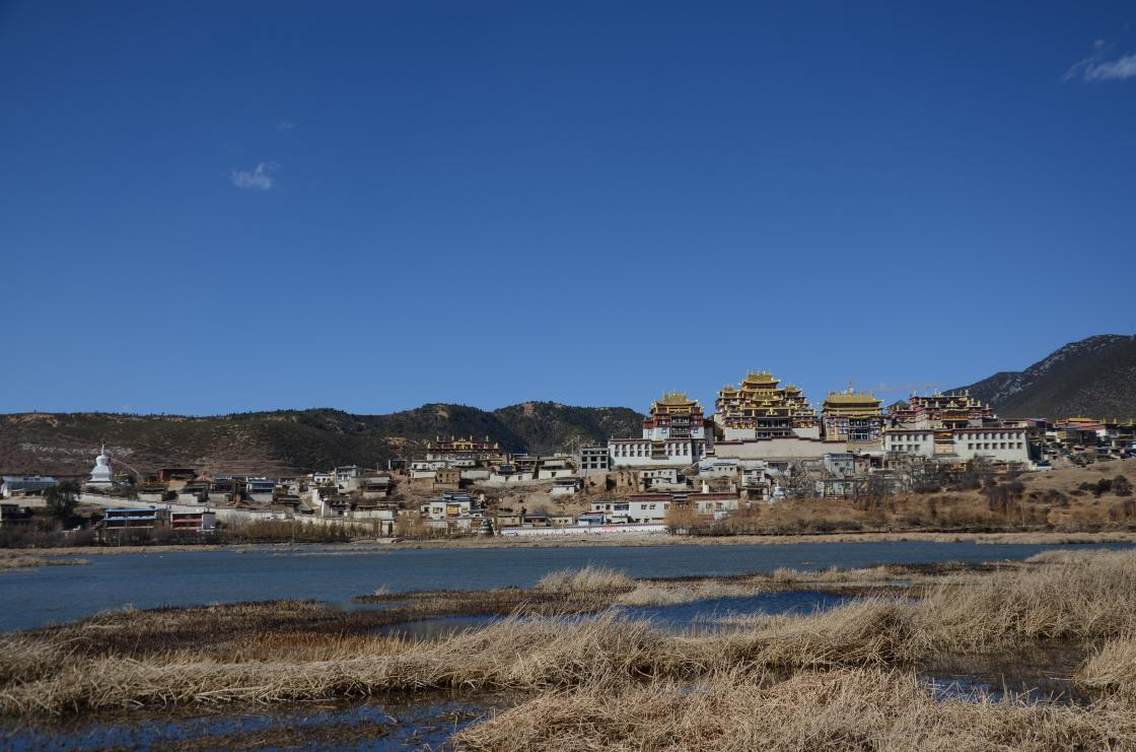 松赞林寺全景