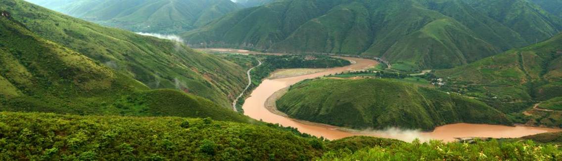 大美红河谷红河谷风光迷人，特别是个旧段的蔓耗热带雨林和红河木棉风光独有特色。个旧蔓耗马堵山电站使红河谷呈现高峡出平湖的壮丽景观，加之大坝库区沿岸建设木棉基地，将在热带雨林河谷中出现一个世界上独一无二的木棉花红色生态景观，个旧蛮耗绿水河热带雨林是一片典型的亚热带天然园林，一条穿山越谷的柏油马路直抵森林边缘,清澈的雨林河流在奇形异状的石壁树缝中穿过森林腹地,把茂密繁稠的原生态雨林滋润得苍翠欲滴,发出来自远方的啁啾之声。雨林中不但云集各方铁树种类,而且"多歧苏铁"在这里一花独放。雨林中云海是斑斓的、阳光是炽热的,蟒蛇、山龟、眼镜王蛇、蜥蜴等等许多珍稀动物随处可见。蔓耗镇是云南远在西汉时代就向祖国内地通航的航运码头,其后又向海外开放,遥远的滇南丝绸之路——"步头路"遗迹斑斑。赤色的红河水从这里流过,珍贵的黄鱼、黑血鱼、马形鱼、团鱼在水中繁衍不息,男孩子赤裸身躯在河中用"麻雀"可以钓鱼。蔓耗镇是亚热带水果之乡,"头顶香蕉脚踩菠萝"正是这香蕉之乡的真实写照。