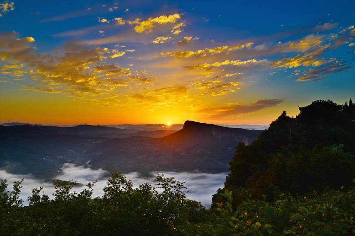 剑山日出，拍摄地点：剑门关景区仙峰观拍大剑山！