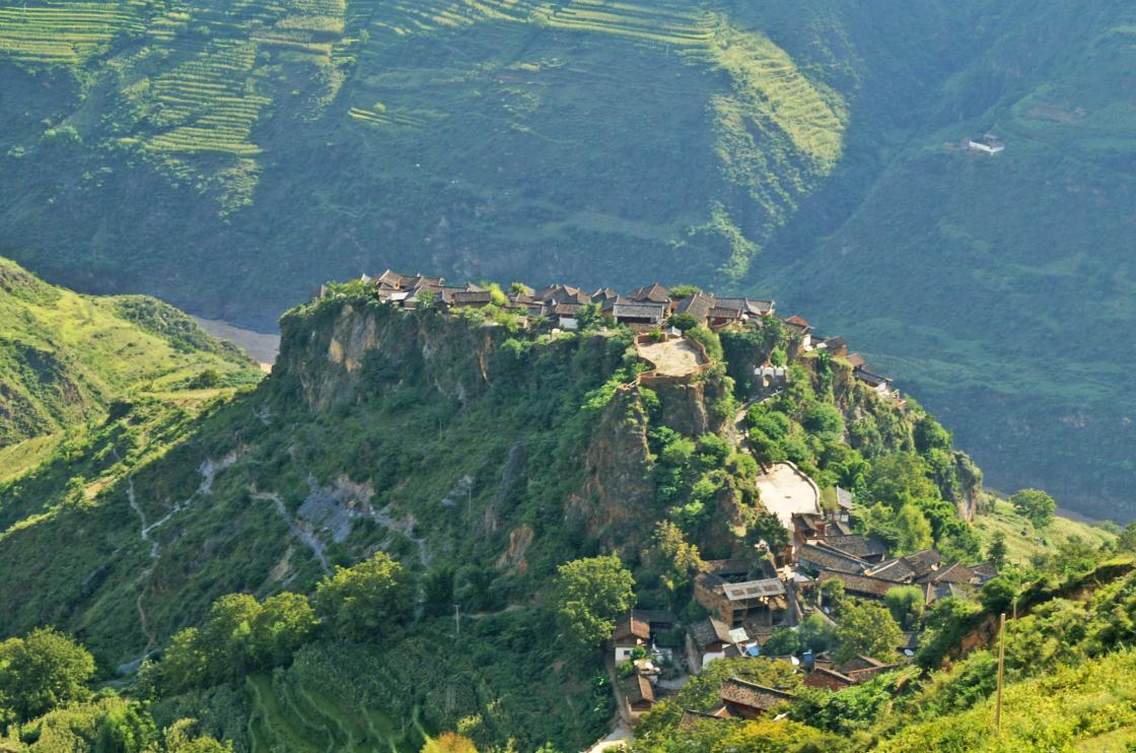 距丽江县城120公里宝山乡境内的金沙江峡谷中,有一个建在巨石上的村寨,宝山石头城.据史料记载石头城建于元朝元年,整个村寨建在金沙江边一块巨石上.四壁陡峭,纳西族先民随岩就势,凿石为床,凿石为灶,凿石为缸,凿石为磨.所制做的生活用品可谓巧夺天工.充分体现了纳西族先民的聪明才智