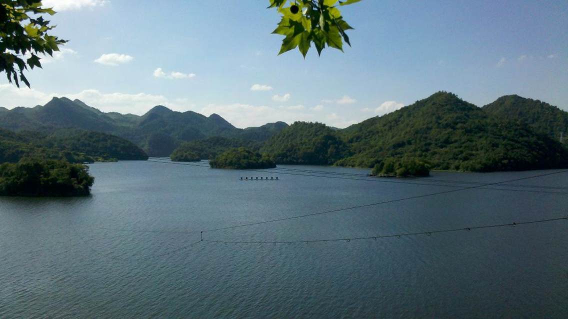 阿哈水库位于贵阳市南明河支流小车河上，属乌江水系，坝址以上控制面积为190 平方公里，距市中心8 千米。