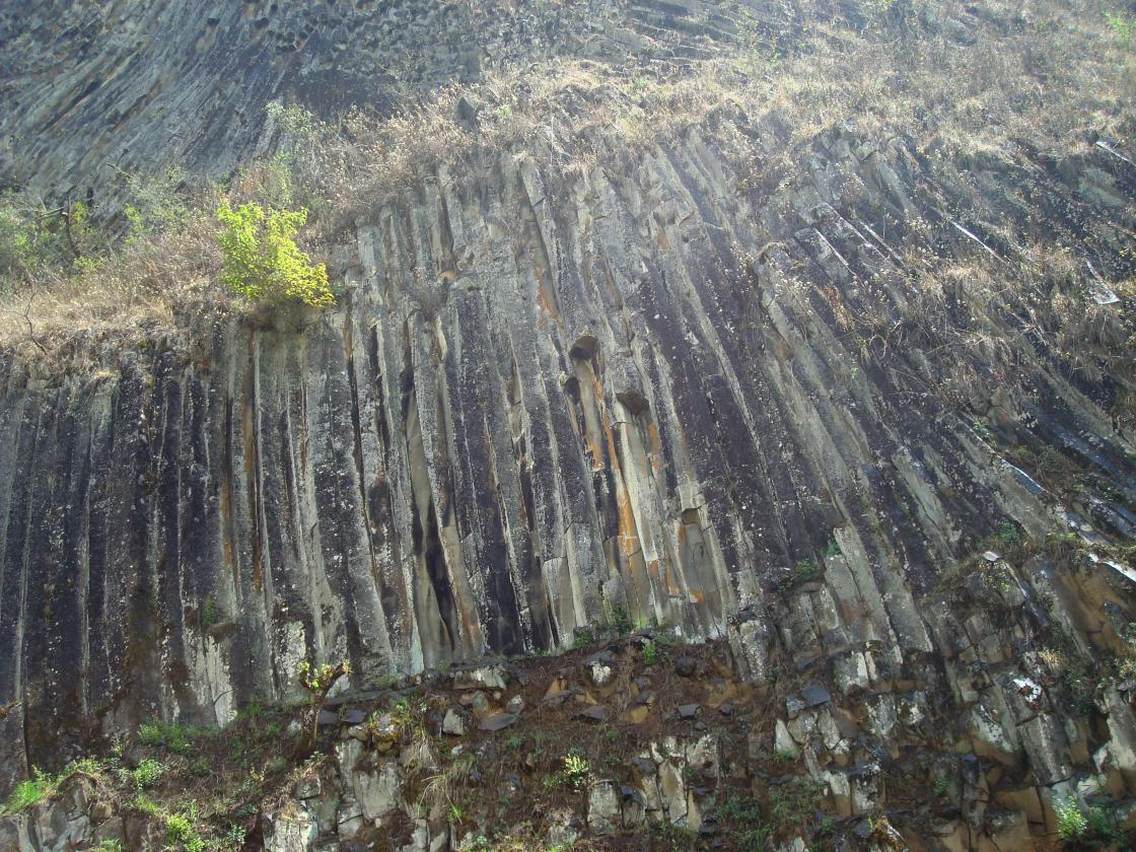 云南腾冲火山国家地质公园的柱状节理。当地人形象地叫它“神柱”。据说是我国迄今为止发现的一片规模最大、保存完整、年代最短的柱状节理。
