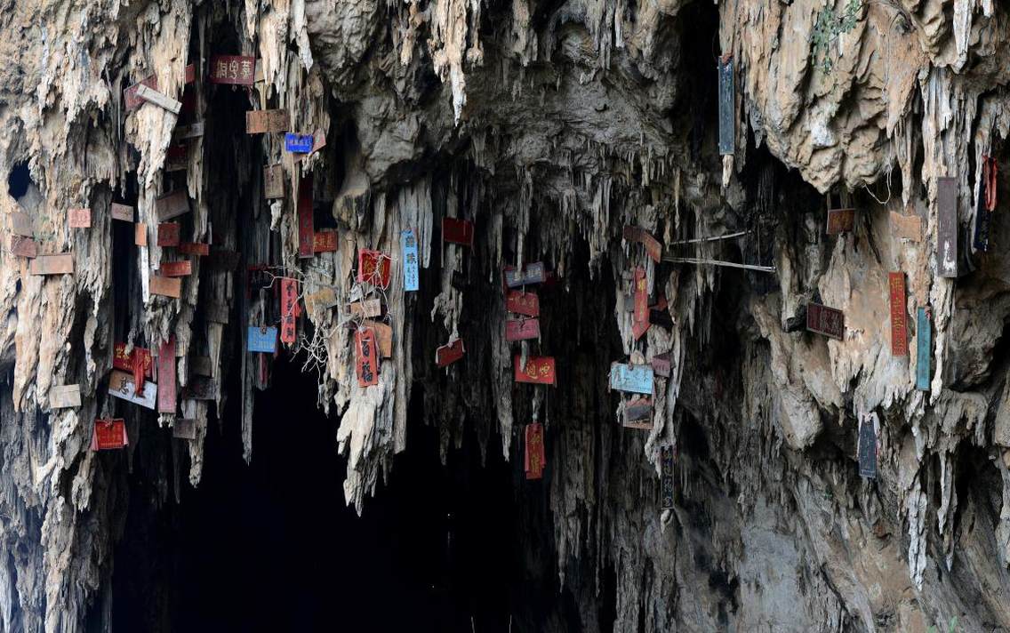 国家级风景名胜区、国家AAAA级旅游区——建水燕子洞，被中外岩溶专家赞誉为“亚洲第一溶洞”，位于建水县城东22公里的群山峡谷中，距省会昆明220公里，全线有高速公路通达。燕子洞以“古洞奇观、春燕云集、摩崖石刻、钟乳悬匾、采燕窝绝技”等独特的景观著称于世。因数百万只大白腰雨燕巢居洞内，并盛产滋补佳品燕窝而得名。每年8月8日开始为期一个月的采燕窝活动、每天的徒手攀岩绝技表演，都令人叹为观止。整个旅游区由自然林地、旱洞宗教文化区、水洞三部分组成。景区自然林地18.85公倾，生长着种子植物69科110属120多种，自然林地阔叶林层次分明，草本藤木植物发达，野果丰富。景区内有脊椎动物23目23科近200种，最具特色的是大白腰雨燕。每年3－8月期间，数百万只大白腰雨燕出没于水洞中，呢喃之声不绝于耳。燕声和着水声在洞内共鸣，汇成一曲声震山谷的溶洞交响乐。燕子洞旱洞宗教文化区为天生桥式的巨大穹隆，洞厅宽敞，可容千人。经前人开发，明末清初已是游览胜地。清朝乾隆年间、修栈道、建紫阁游廊，文人骚客纷至沓来，见景生情，情动诗就，颇多吟咏佳作。诗文洋洋洒洒，无形之中形成儒、佛、道三教同流的独特文化