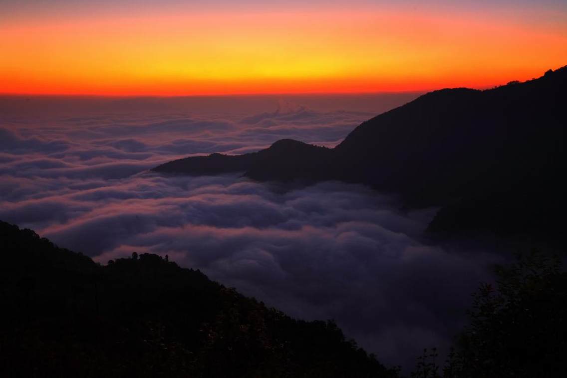 新平哀牢山风景区日出、云海东经：101°26′15″北纬：23°58′00″海拔：2080米到3165.9米方向：东西向最佳拍摄季节：冬季最佳拍摄时段：6：00—7：30。