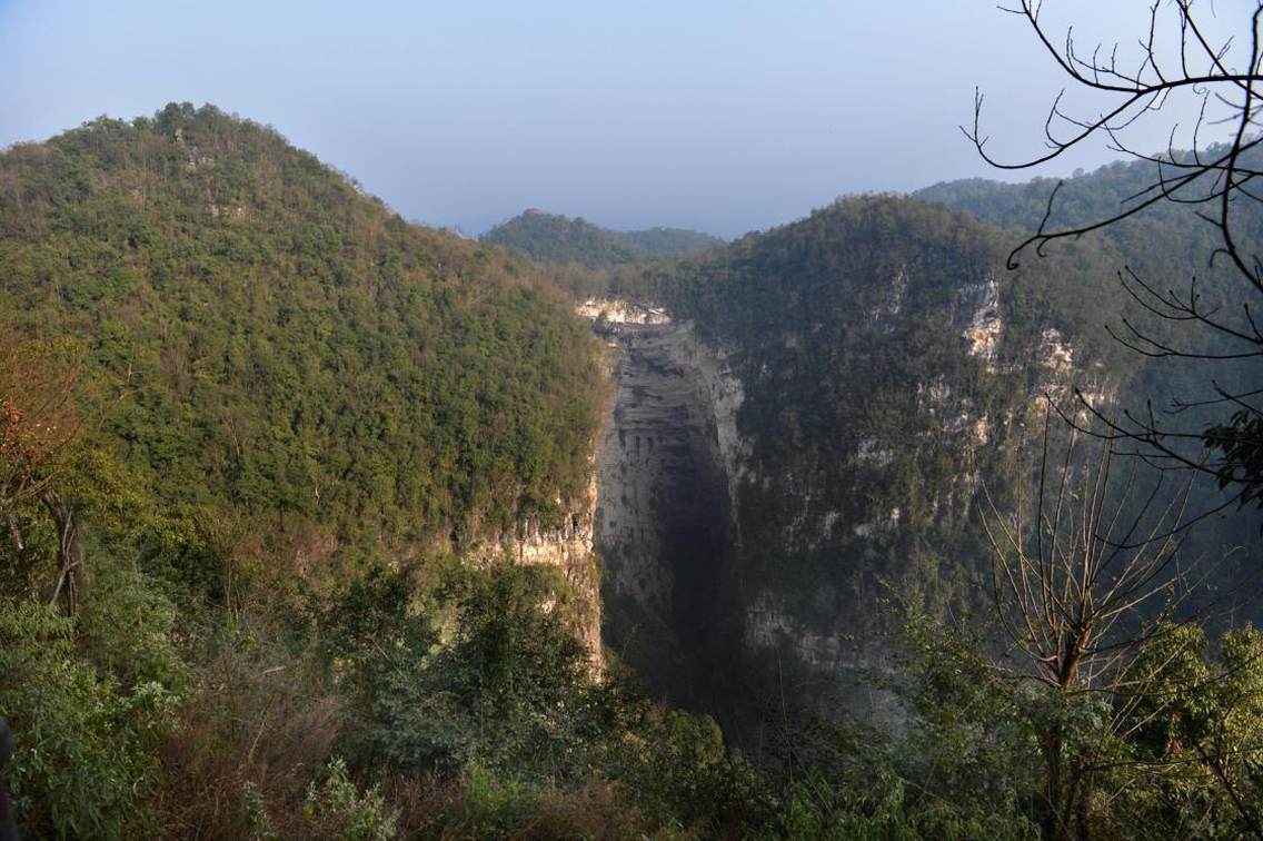 凤凰谷风景区：中国生命文化主题公园、国家4A级旅游景区，定位为“奇景观光、生命文化、水上娱乐、壮乡风情”，享有：“世界第一高洞，形象逼真的生命之门，传说中凤凰涅槃的地方，中国生命文化主题公园”的美誉。景区核心景观是：生命之根、玄牝之门、灵芝仙山、女儿湖、日照南丹、凤凰涅槃。代表性景点有：生殖崇拜人文景观；高洞凌虚，长风浩浩的优美峡谷风光；别具一格、栩栩如生的洞内钟乳石奇景；碧水含烟的女儿湖；具有民族特色的游泳场；古朴依旧、小桥流水的高原水乡。使游客真正感悟生命、享受生命、超越生命。海拔1280米，位于景区西边，经度104.26,纬度24.63，最佳拍摄时段下午14:00——18:30.★线路推荐:师宗—→菌子山—→凤凰谷—→五龙壮乡 两日一晚游；师宗—→菌子山—→五龙壮乡 一日游；师宗—→凤凰谷—→五龙壮乡 一日游；师宗—→菌子山—→凤凰谷一日游；★可参与旅游活动：菌子山露营、CS野外对抗、篝火、露天电影、烧烤，凤凰谷高山滑道、乘游艇、烧香、民族风情表演。★景区门票：凤凰谷80元／人次，菌子山50元／人次，导服费80元／团。★其他提示：注意行车安全；景区多为步行，建议穿